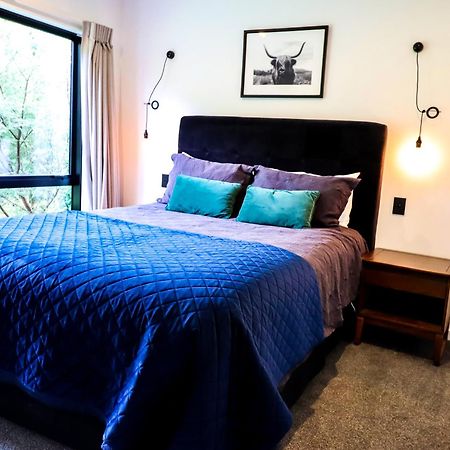 Black Barn Modern: Luxe Martinborough Escape Экстерьер фото