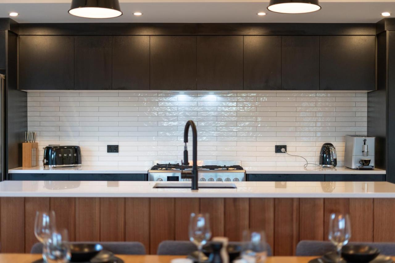 Black Barn Modern: Luxe Martinborough Escape Экстерьер фото