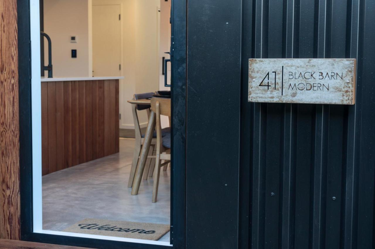 Black Barn Modern: Luxe Martinborough Escape Экстерьер фото