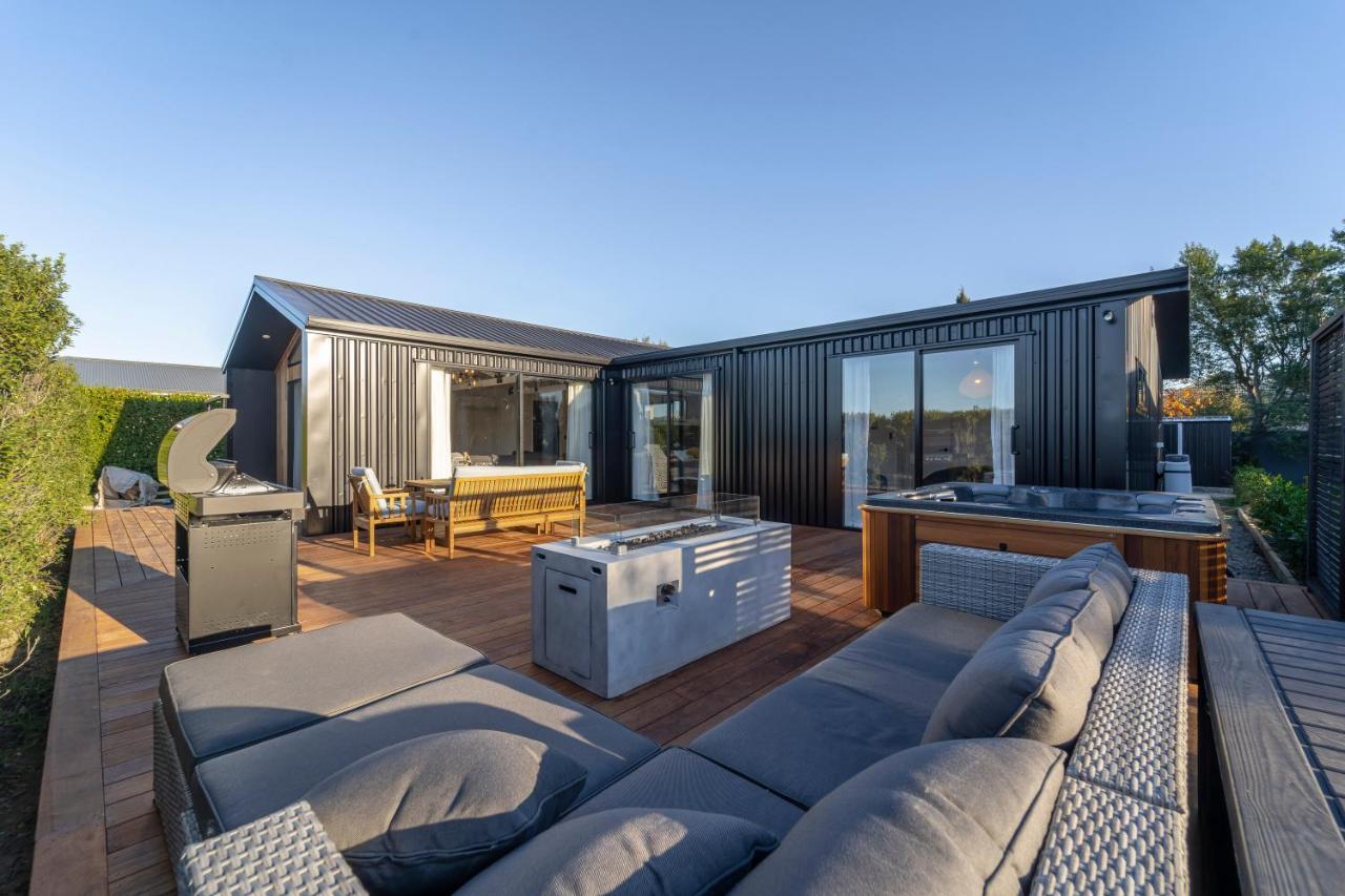 Black Barn Modern: Luxe Martinborough Escape Экстерьер фото