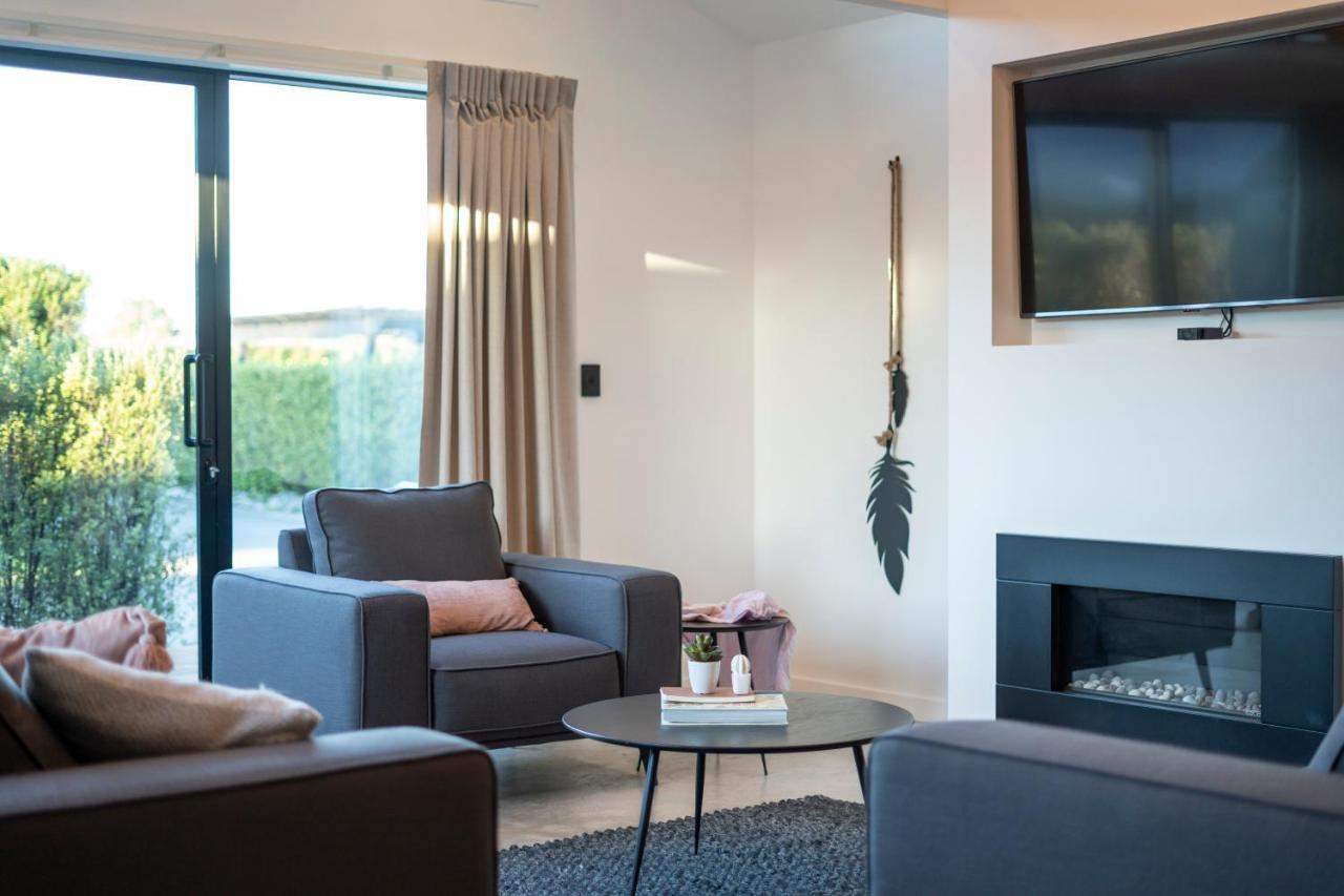 Black Barn Modern: Luxe Martinborough Escape Экстерьер фото