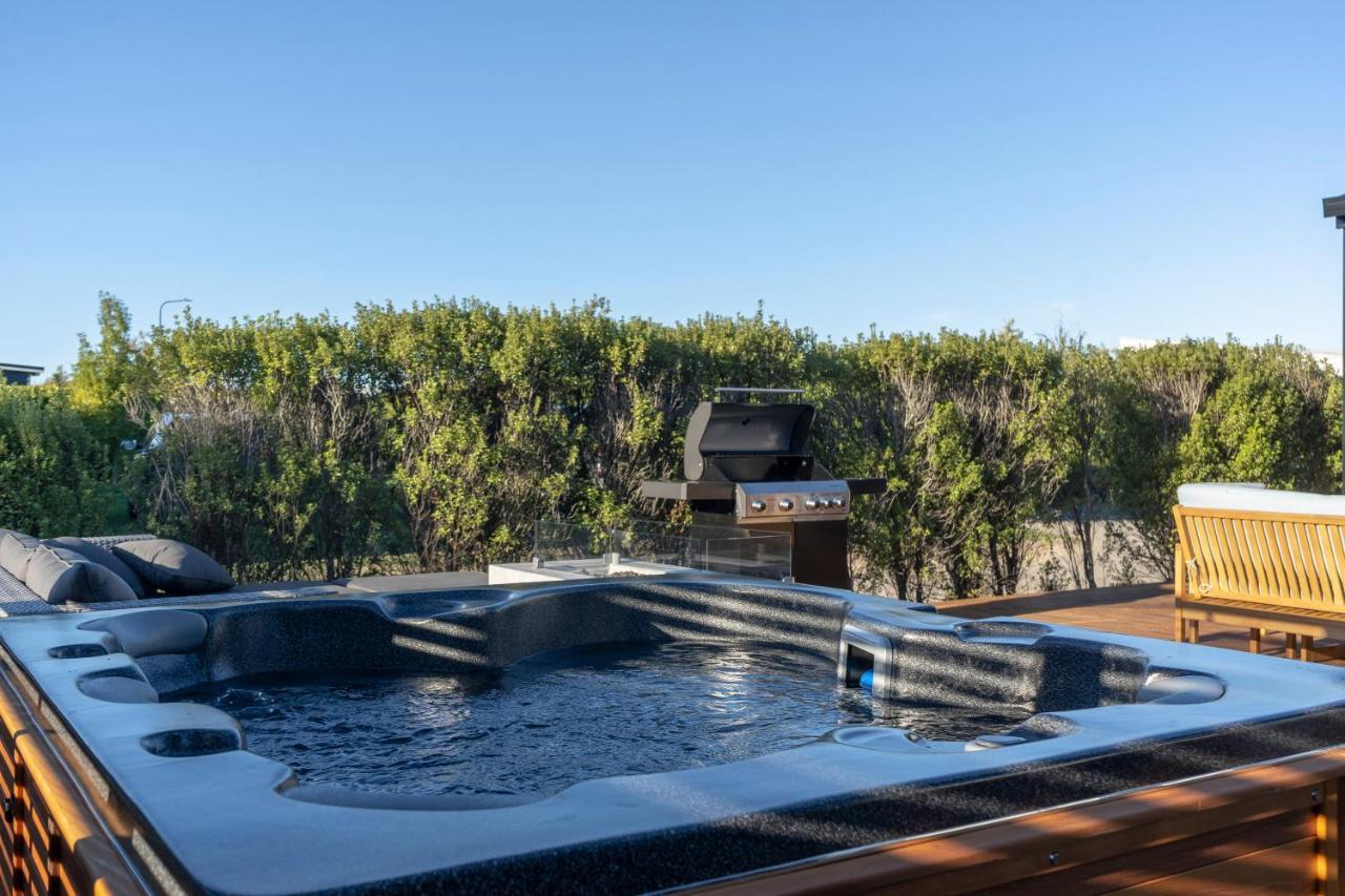 Black Barn Modern: Luxe Martinborough Escape Экстерьер фото