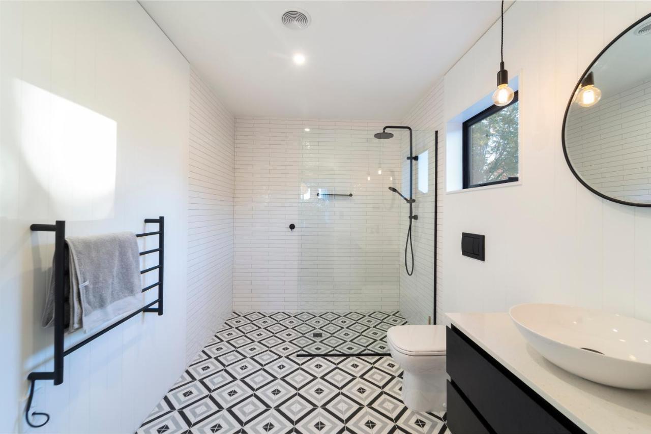 Black Barn Modern: Luxe Martinborough Escape Экстерьер фото
