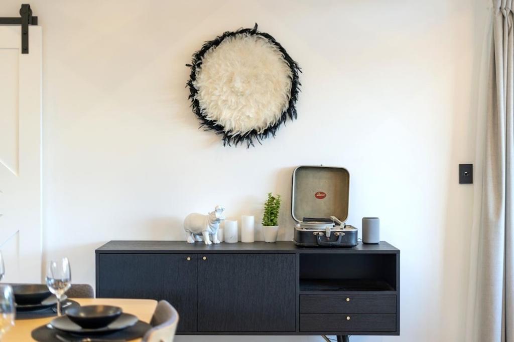 Black Barn Modern: Luxe Martinborough Escape Экстерьер фото