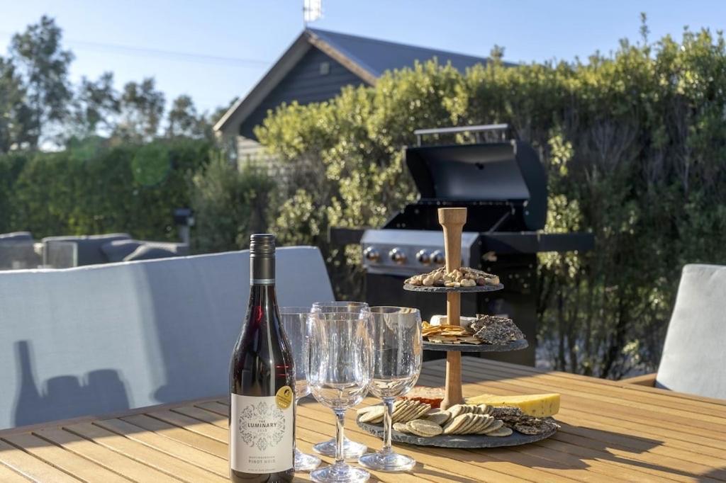 Black Barn Modern: Luxe Martinborough Escape Экстерьер фото