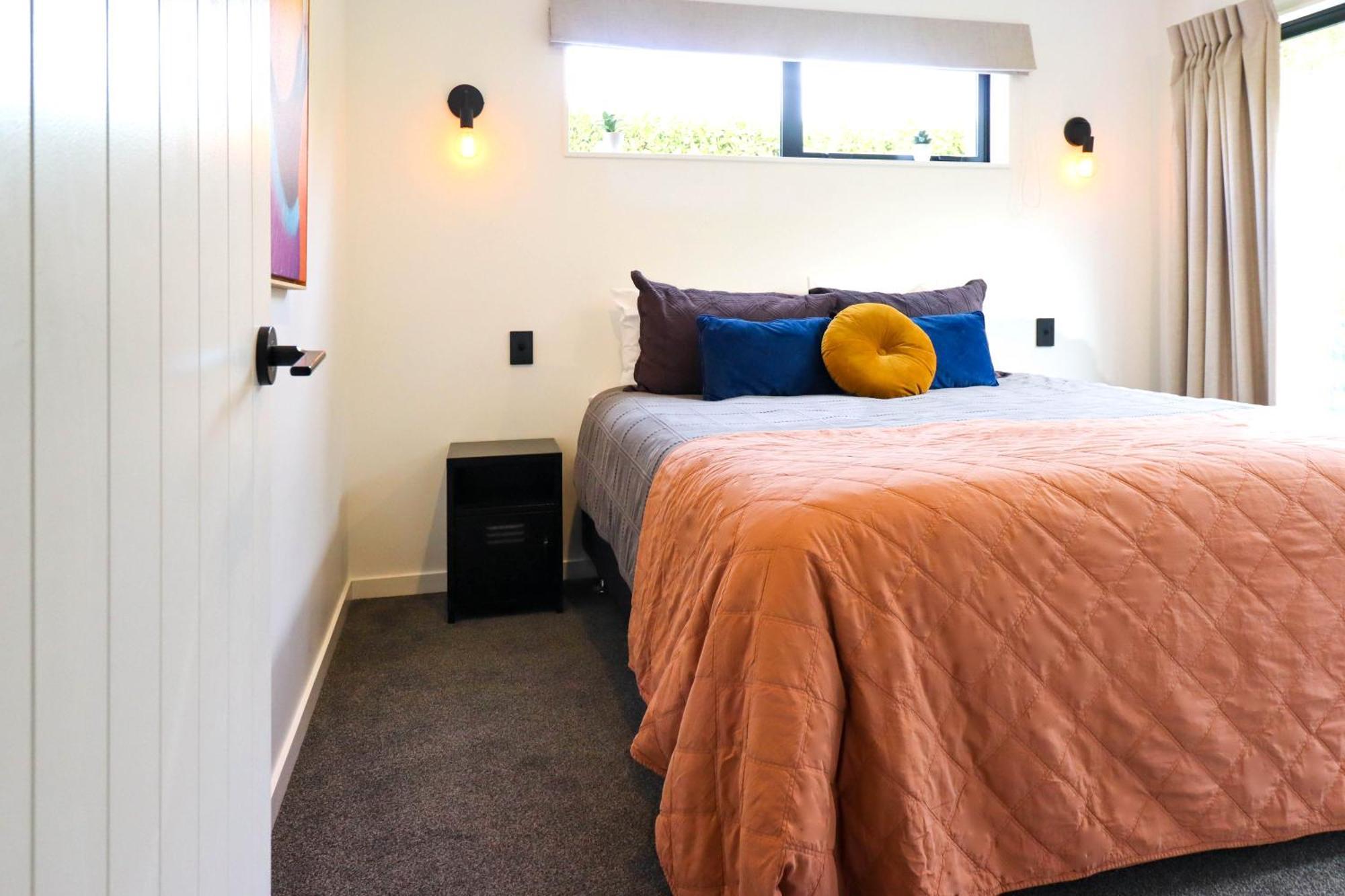 Black Barn Modern: Luxe Martinborough Escape Экстерьер фото